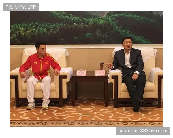邹敬园家里摆满奖杯，邻居以为开了个小金库